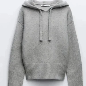 Zara hoodie - Säljer min fina tröja från zara som är helt slutsåld i butiken, köpte för någon månad sedan och har knappt använt 💗