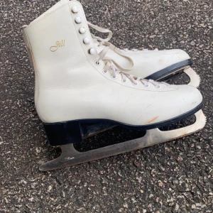 Jill ice skates/ skridskor - I använt skick. Pris kan diskuteras.