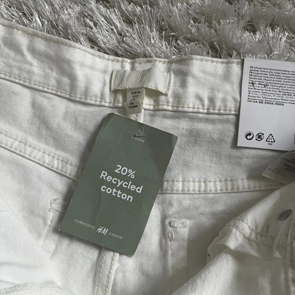 säljer ett par vita jeans ifrån H&M, perfekt skick, inga fläckar/defekter, aldrig använda! säljer eftersom de är för stora för mig, storlek 44 för dam, perfekta för sommaren. Jeans & Byxor.