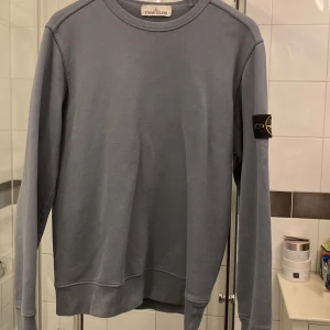 Tröja - Säljer en stone island törja köpt för 2800kr men eftersom att det knappt är använd säljer jag den för mellan 800-1400. Storlek M. 