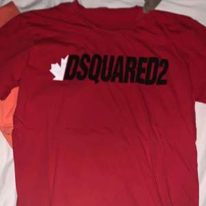 Dsquared2 tröja köpt på NK köptes i sommaren 23. skick 9/10 säljer eftersom den inte kommer till användning längre och vill bli av med den snabbt