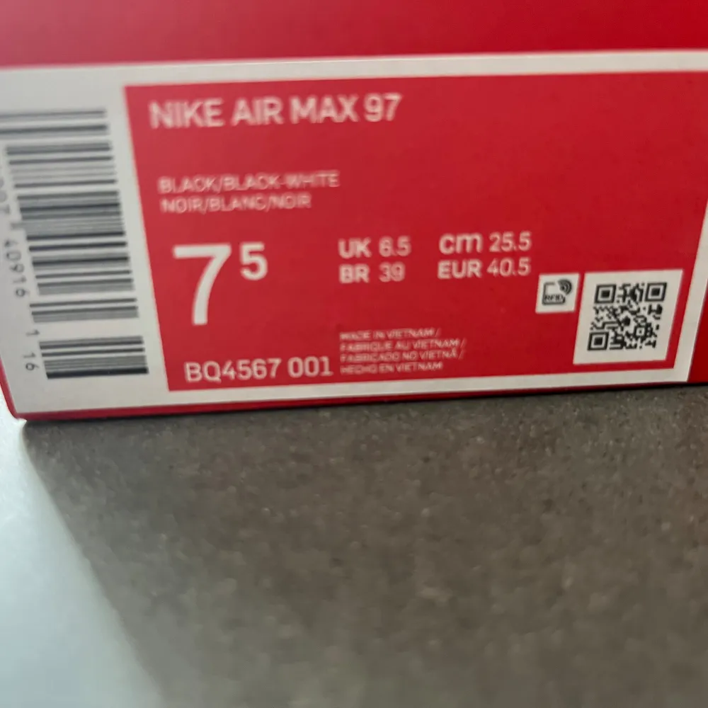 Säljer dessa Nike Air Max 97 då dom blivit för små Skorna är i bra skick Storlek 40,5 Nypris 2300kr Mitt pris 500kr. Skor.
