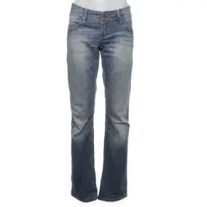 Ett par jätte snygga lågmidjade jeans från märket M.O.D💓 köpta på sellpy men har väldigt bra skick, strl 28:34💓 Midjemått: 40cm rakt över