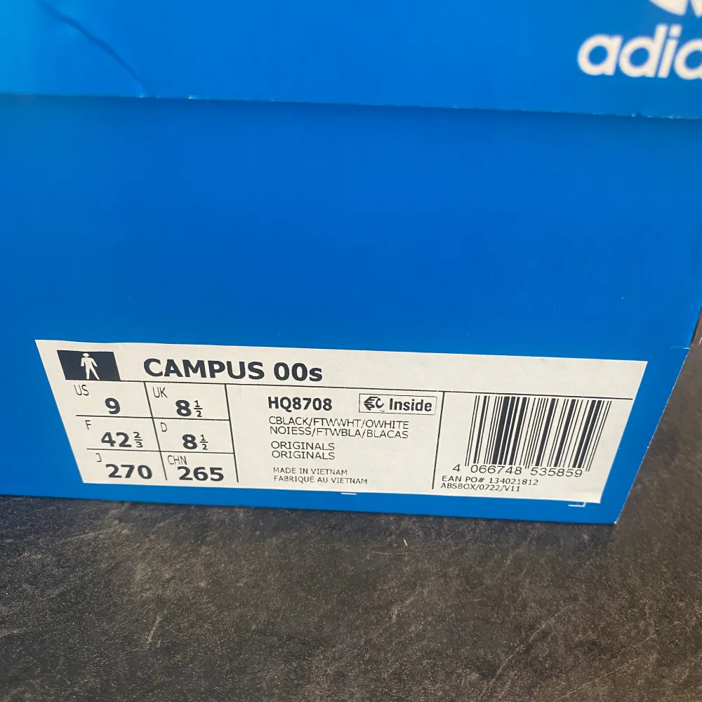 Trendigaste skorna just nu Adidas Campus 00s. Mycket bra skick, lite smutsiga snören blir så nästan direkt. Storlek 42 2/3. Kontakta för fler frågor eller funderingar . Skor.
