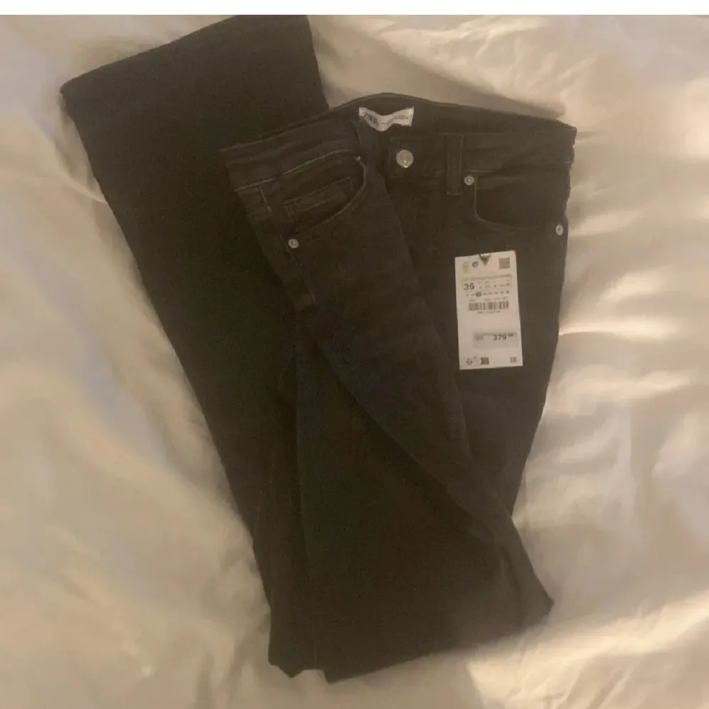 Svart/Gråa jeans från Zara, Tvättade 1 gång och aldrig använda. Högmidjade. Jeans & Byxor.