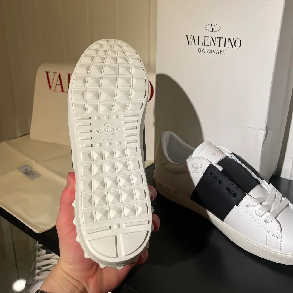 Säljer nu dessa sjukt feta Valentino Garavani skor i storleken 42 och färgen svart, skorna är helt nya och säljer för 1799 Allt tillkommer(dusbag, kartong, box) Hör av dig vid frågor och funderingar!!🍾. Skor.