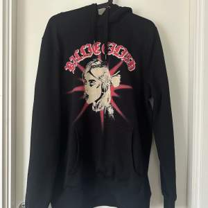  Billie Eilish hoodie köpt på hennes pop up butik i London 2023.  Köptes för 1300 kr, säljer för 750 kr. Den kommer aldrig till användning så den är aldrig använd, helt ny.   Superbra kvalité.   Enligt mig är den true to size. 💞
