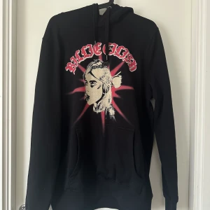 Billie Eilish Hoodie -  Billie Eilish hoodie köpt på hennes pop up butik i London 2023.  Köptes för 1300 kr, säljer för 750 kr. Den kommer aldrig till användning så den är aldrig använd, helt ny.   Superbra kvalité.   Enligt mig är den true to size. 💞