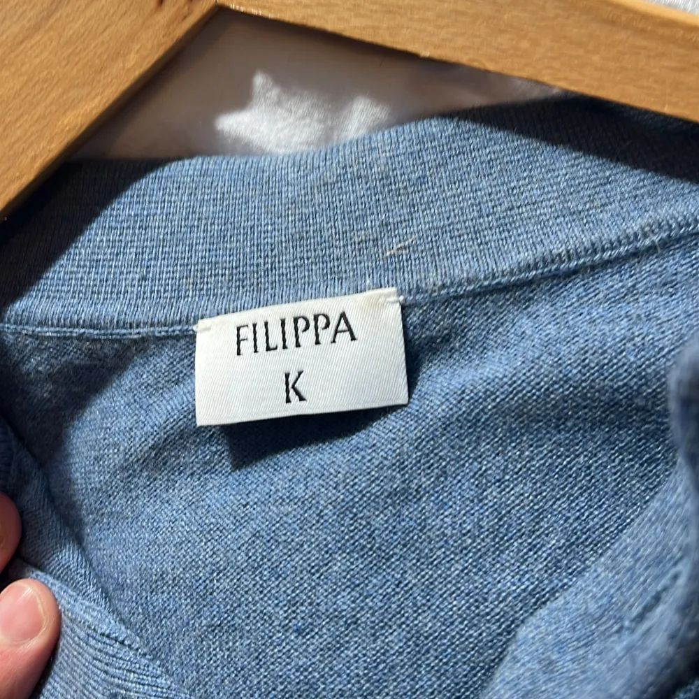 Säljer nu min Filippa k tröja då jag ej anvlndrr den storlek m, nypris 1800, mitt pris 650 Skriv ol du har fler frågor  . Tröjor & Koftor.
