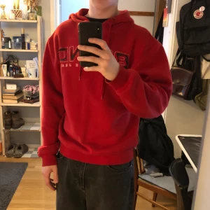 Röd Blend hoodie - Röd Blend hoodie i storlek L men passar bra på mig som har s/m. Hoodien är i bra skick och säljer pga använder inte. Hoodien har också väldigt tjock tyg.