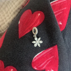 Pandora berlock - Säljer min silvriga Pandora berlock, helt nytt skick. Original pris 649 säljer för 400💓