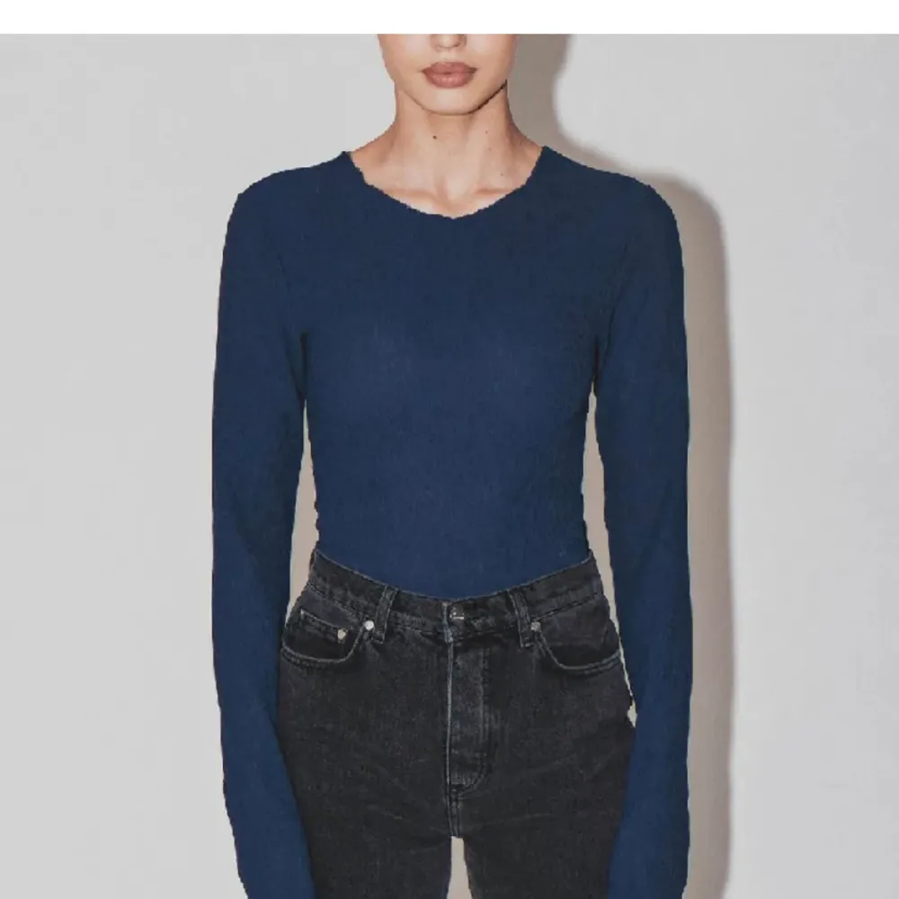 Säljer denna fina mörkblå långärmade tröja från Alice Stenlöfs klädkollektion A-DSGN. Bra skick, nästan aldrig använd skulle jag säga! Går ej längre att få tag på! Kan även tänka mig att byta mot en xs eller s!. Toppar.