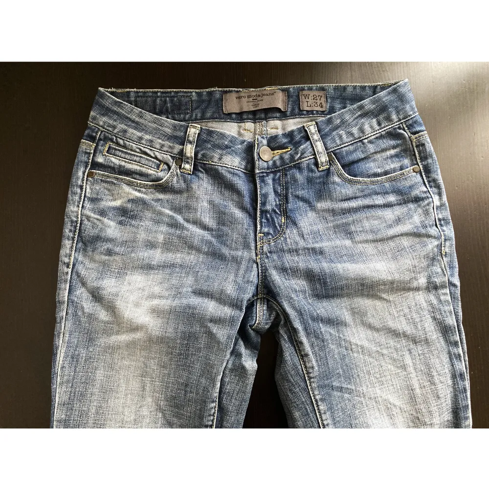 Ljusblå skinny jeans från Vero Moda med låg midja. Stabilt denimtyg. Mått i cm: midja 37,5; höft 44; benvidd nedanför grenen 26; benöppning 16; grenhöjd fram/bak 18/33; innerben 82.. Jeans & Byxor.