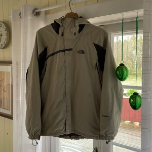 The North Face vintage jacka  - Jackans storlek är L Personen på bilden är 186  Jackan är i bra skick och använd få tall gånger.