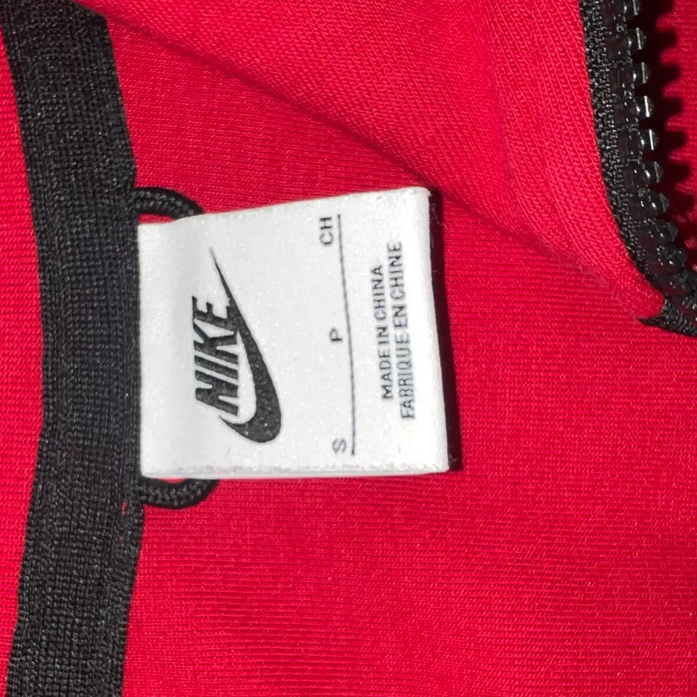 Säljer min Nike tech fleece som jag har inte använt i 2 år. Bra skick men tyvärr hittar jag inte kvitto. Varan är såklart äkta✅💯. Hoodies.
