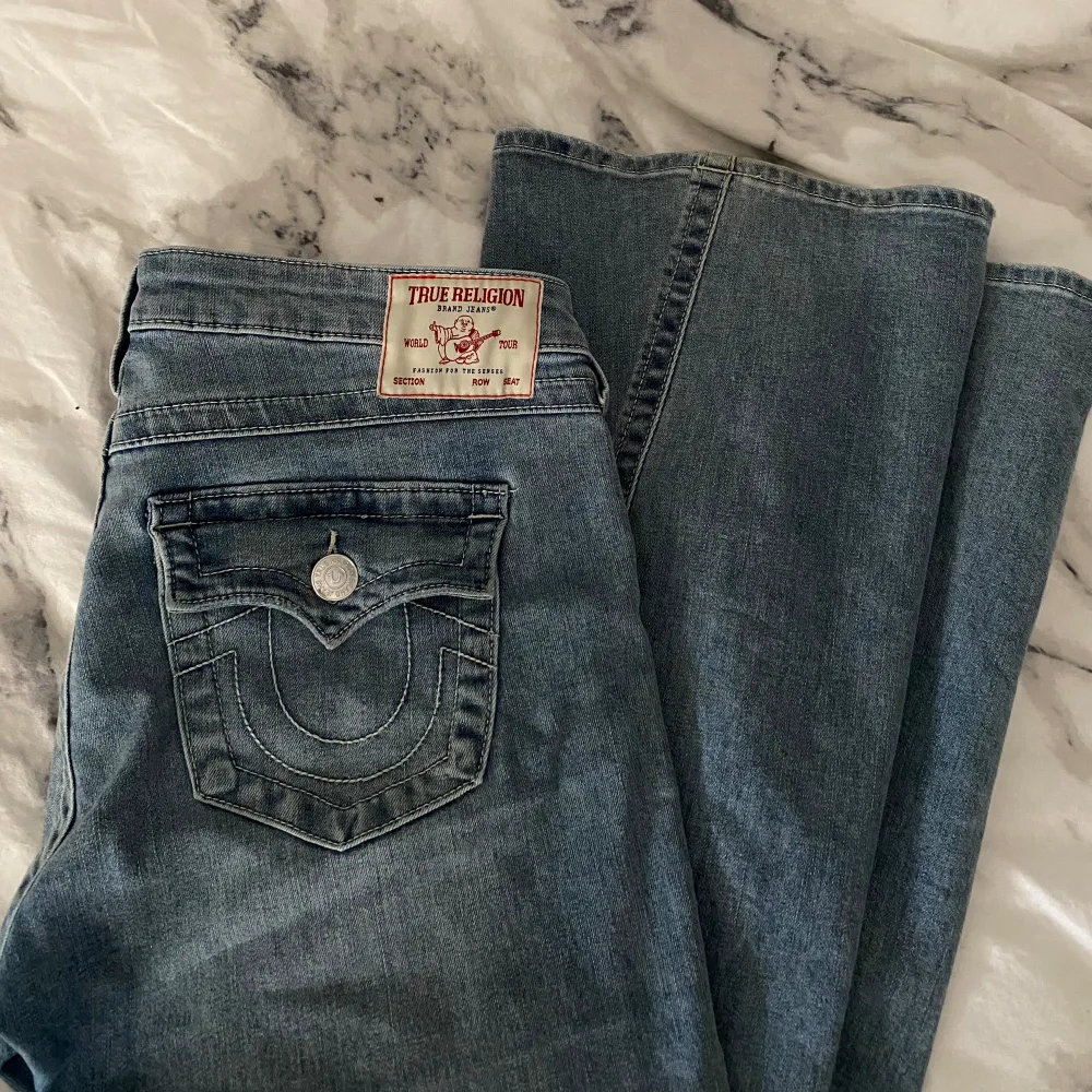 Joey low rise flare jeans från True Religon i färgen peak spot, storlek W28. Köpta nyligen och endast använda en gång pågrund av fel storlek… nypris 1199, säljer för 780kr! 🩷 skriv jättegärna för fler bilder! . Jeans & Byxor.