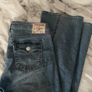 True Religion jeans  - Joey low rise flare jeans från True Religon i färgen peak spot, storlek W28. Köpta nyligen och endast använda en gång pågrund av fel storlek… nypris 1199, säljer för 780kr! 🩷 skriv jättegärna för fler bilder! 