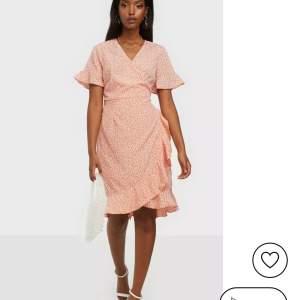 Säljer denna söta klänning från Vera Moda, aldrig använd! Är i nyköpt skick med prislappar kvar💕