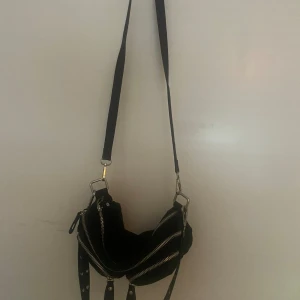 Väska  - Svart väska från bikbok med silver detaljer. Tror inte att den finns kvar i deras sortiment 💕skriv om ni vill ha fler bilder!