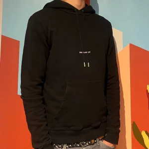 Saint Laurent Hoodie - Säljer nu min saint laurent hoodie. Hoodien är i storlek S men passar mig som oftast bär M. Skick 8,5/10. Har du några frågor är det bara att höra av dig!