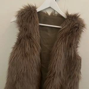 Pälsväst💘 - Jättesnygg pälsväst jag köpt second hand för ett tag sen men Aldirg kommit till användning ! Storlek 36🥰