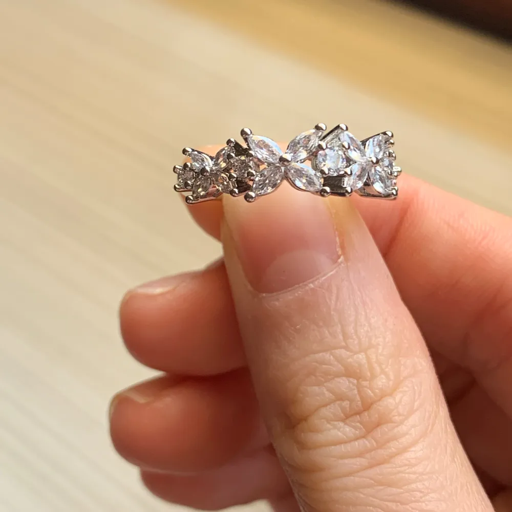 Blommig silver ring nästan ny bara testad fåtal gånger 💐 Klicka gärna på köp nu eller kontakta 🤗. Accessoarer.
