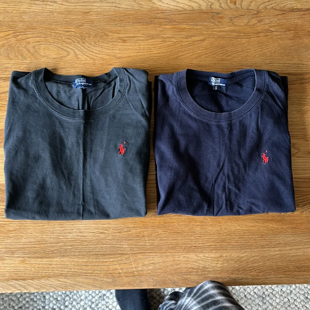 Två stycken Ralph Laurent T-shirts i bra skick, en svart samt en mörkblå. Båda i storlek S. Hör av er vid funderingar!. T-shirts.