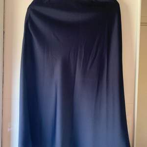 Satin midi kjol ej genomskinlig, nästan ny bara testad fåtal gånger 💐 Klicka gärna på köp nu eller kontakta 🤗