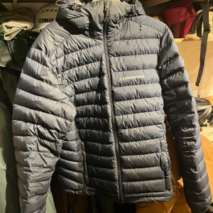 J.lindeberg jacka  - Säljer snygg J.Lindeberg dunjacka pga att den har blivit för liten för mig. PM för frågor!