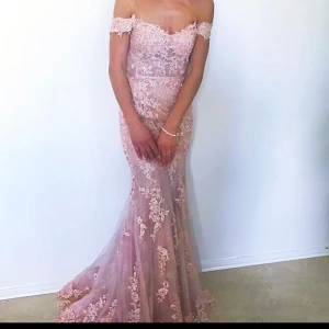 Balklänning  - Balklänning från Dressroom linne, inköpt 2022 och använd under en kväll. Storlek 36, passar mig som är en 34-36. Nypris 6000kr, säljes för 1500kr