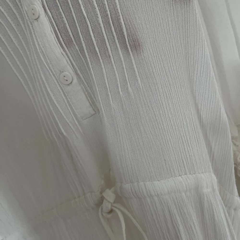 En vit klänning med massa fina spets detaljer, den är hyfsad genomskinlig. Faller väldigt fin och den är otroligt skön. Färgen är benvit/ off-white/ äggskal (typ) Den är knappt använd, inga anmärkningar 🌸material: 100% viskos . Klänningar.