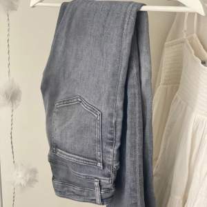 Jätte snygga gråa Calvin Klein jeans, low/mid waisted, strl 14/158/164. Jätte fint skick, säljer pga att dem blivit för korta. Nypris 799kr.⭐️  Köparen står för frakten.