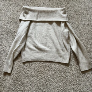 Skickad of shoulder - Denna tröja är i bra skick och normal stor i storleken.