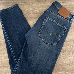 Levi's Jeans  - Hej! Säljer nu ett par Levi's Jeans i storlek W30 L30 // Skick 10/10 // Pris sänkes vid snabb affär // Frakt 1-3 Arbetsdagar // Påse och Kvitto tillhör // Orginal Pris 1349 KR //