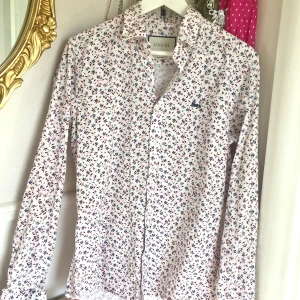 Sommar skjorta Gucci  - Fin kvalitets skjorta som passar fint till sommaren  100% bomull  Sparsamt använd i bra skick  Storlek M 