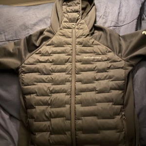 Peak performance jacka/cardigan - Fin svart peak performance jacka/cardigan. Nyskick inga tydliga defekter alls. Köpt för 1200. Priset är inte spikat i sten