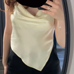Ljusgul topp - Jättefin ljusgul topp får. Gina tricot i storlek 36. 