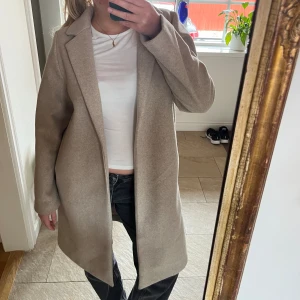 Beige Kappa Zara  - Lång beige kappa från zara, använd få gånger som ny i princip😊 Finns även fickor i sidorna