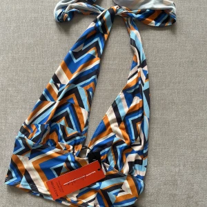 Halterneck-topp - Från Nelly. Aldrig använd, prislapp kvar. 