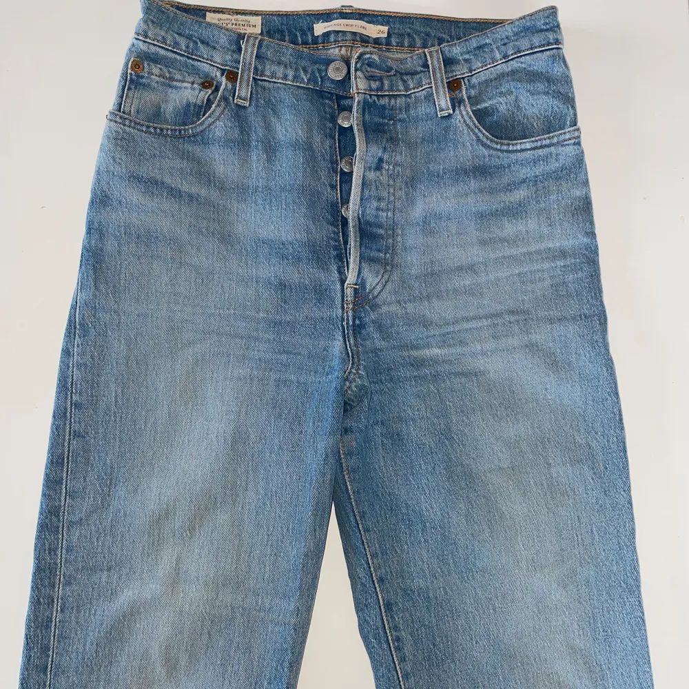 Jeans äkta Levis w26, köpta för 1100:- för några år sedan. Inga defekter och man får sjukt fin rumpa i den 🍑 Det skär i hjärtat att sälja dem men de är för små 💔Har inga fler bilder. 💫🌸🌷. Jeans & Byxor.