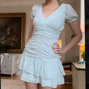 Supersöt sommarklänning - Har liten bristning i sidan 