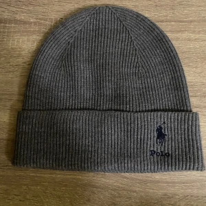 Ralph lauren mössa grå - Nyskick använd 1-3 gånger bara!
