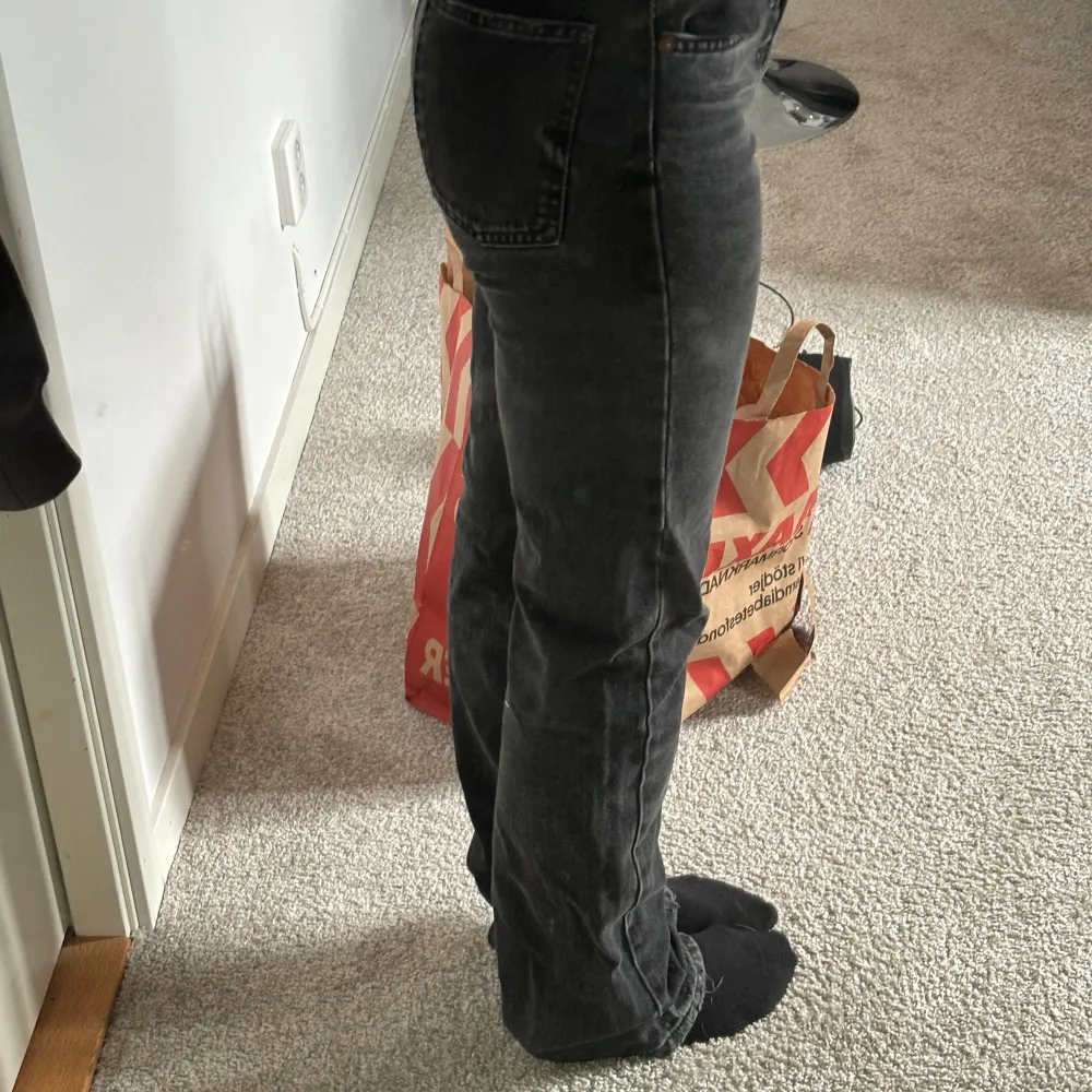 Straight jeans från zara som inte kommer till använding längre. Jag är 161 och dom är lite långa skulle tro att dom passar någon upp till 165🫶. Jeans & Byxor.