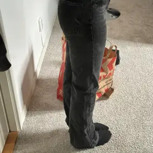 Straight jeans från zara som inte kommer till använding längre. Jag är 161 och dom är lite långa skulle tro att dom passar någon upp till 165🫶