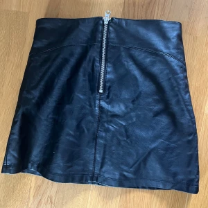 Skinnkjol - Skinnkjol från Cubus i barnstorlek. Är även så snygg att använda som topp!