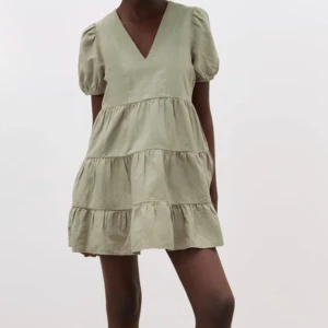 Grön linneklänning  - Jättefin klänning från zara i linmix, i bra skick!