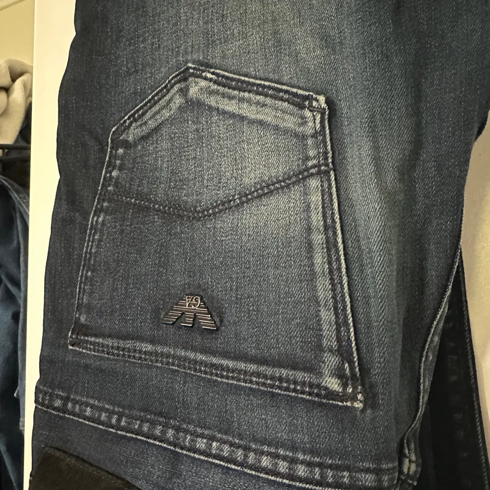Mörkblåa jeans från Armani  I superfint skick!  Strl 28 . Jeans & Byxor.