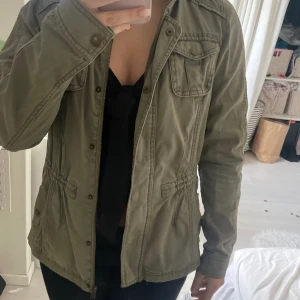 Militärfärgad jacka  - Jackan har inga skador eller fläckar, är i ett bra skick💞 Vet ej storlek men passar bra på mig som brukar ha xs/s i kläder!
