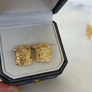 Gold plated on brass, Silver pins, stud back are included, brand new 