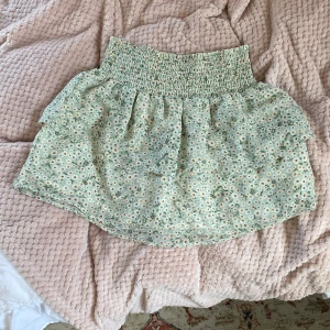 Somrig kjol - Somrig, trendig kjol med blommigt mönster! Luftigt och skönt material. Skriv gärna i DM vid frågor 💗